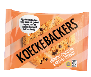 A package of KoekeBackers crunchy choco chip caramel sea salt cookies with an orange and beige striped design and a speech bubble with Dutch text. Description generated by AI