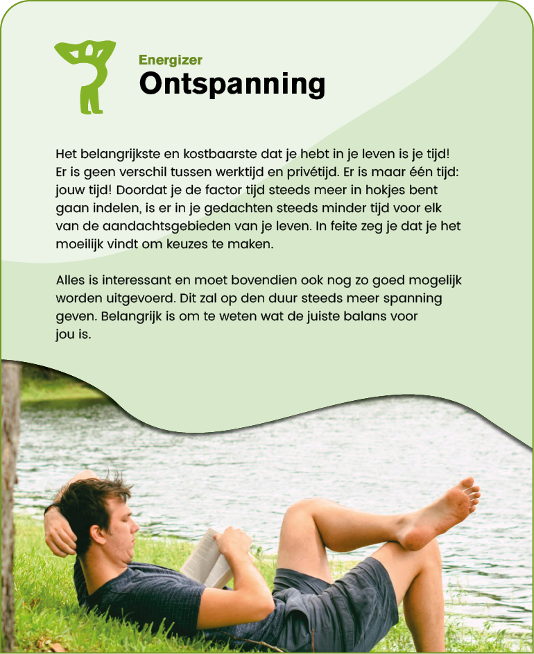 A person wearing a dark shirt and shorts is lying relaxed on the grass near a body of water while reading a book, accompanied by Dutch text about relaxation and time management. Description generated by AI
