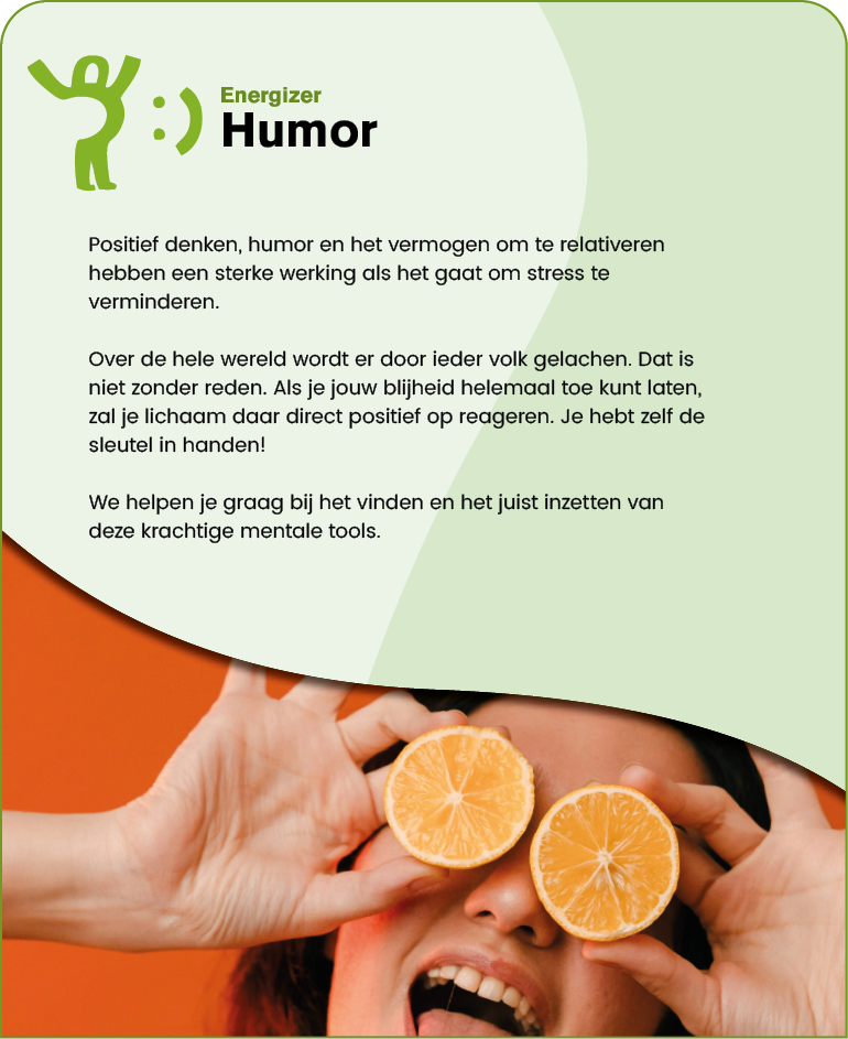 A person is holding two orange halves over their eyes while smiling, accompanied by Dutch text about humor and stress reduction. Description generated by AI