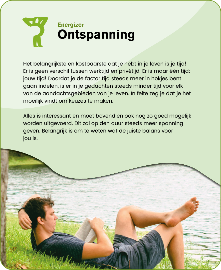 A person wearing a dark shirt and shorts is lying relaxed on the grass near a body of water while reading a book, accompanied by Dutch text about relaxation and time management. Description generated by AI