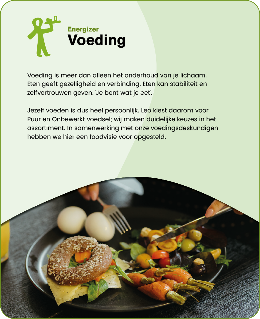 A close-up of a plate with a sandwich and a colorful vegetable salad being cut with a fork and knife on a dark table, accompanied by Dutch text about food and nutrition. Description generated by AI