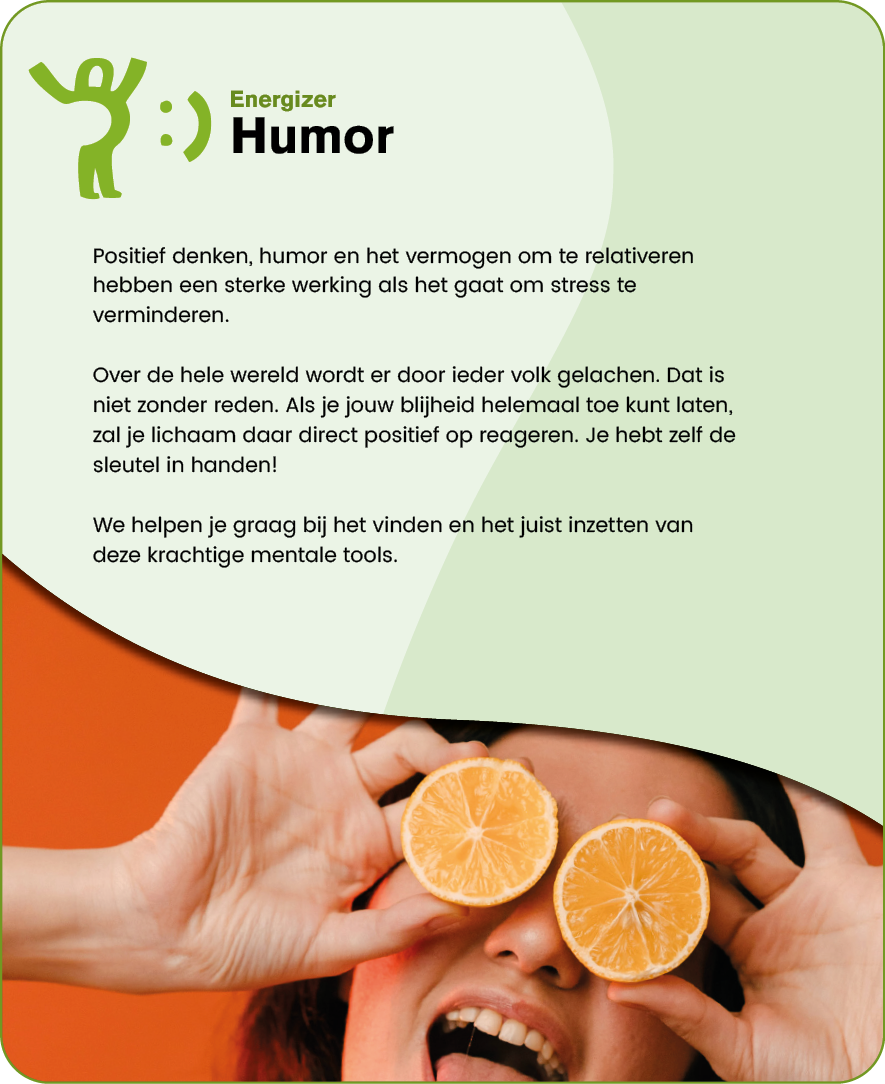 An adult is holding two orange halves over their eyes while smiling widely against a background with Dutch text about humor and stress reduction. Description generated by AI