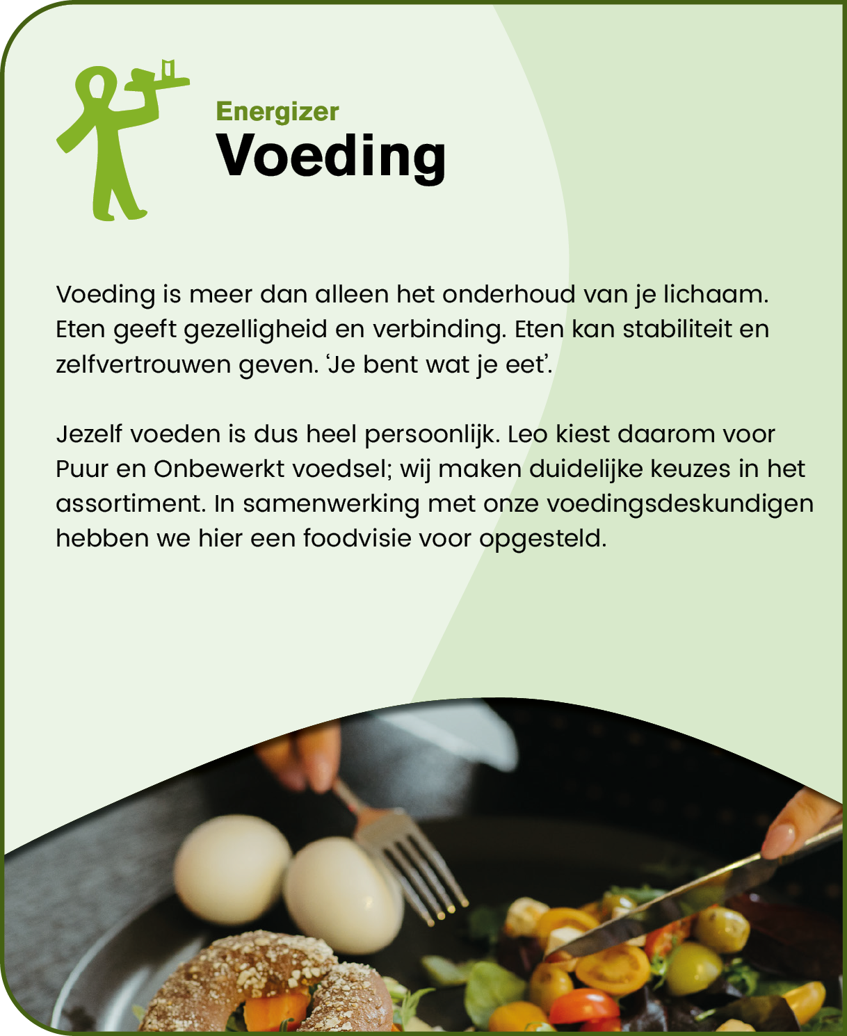 A text block in Dutch about nutrition and personal food choices is displayed above a photo of a plate with a sandwich, boiled eggs, and a colorful vegetable salad. Description generated by AI
