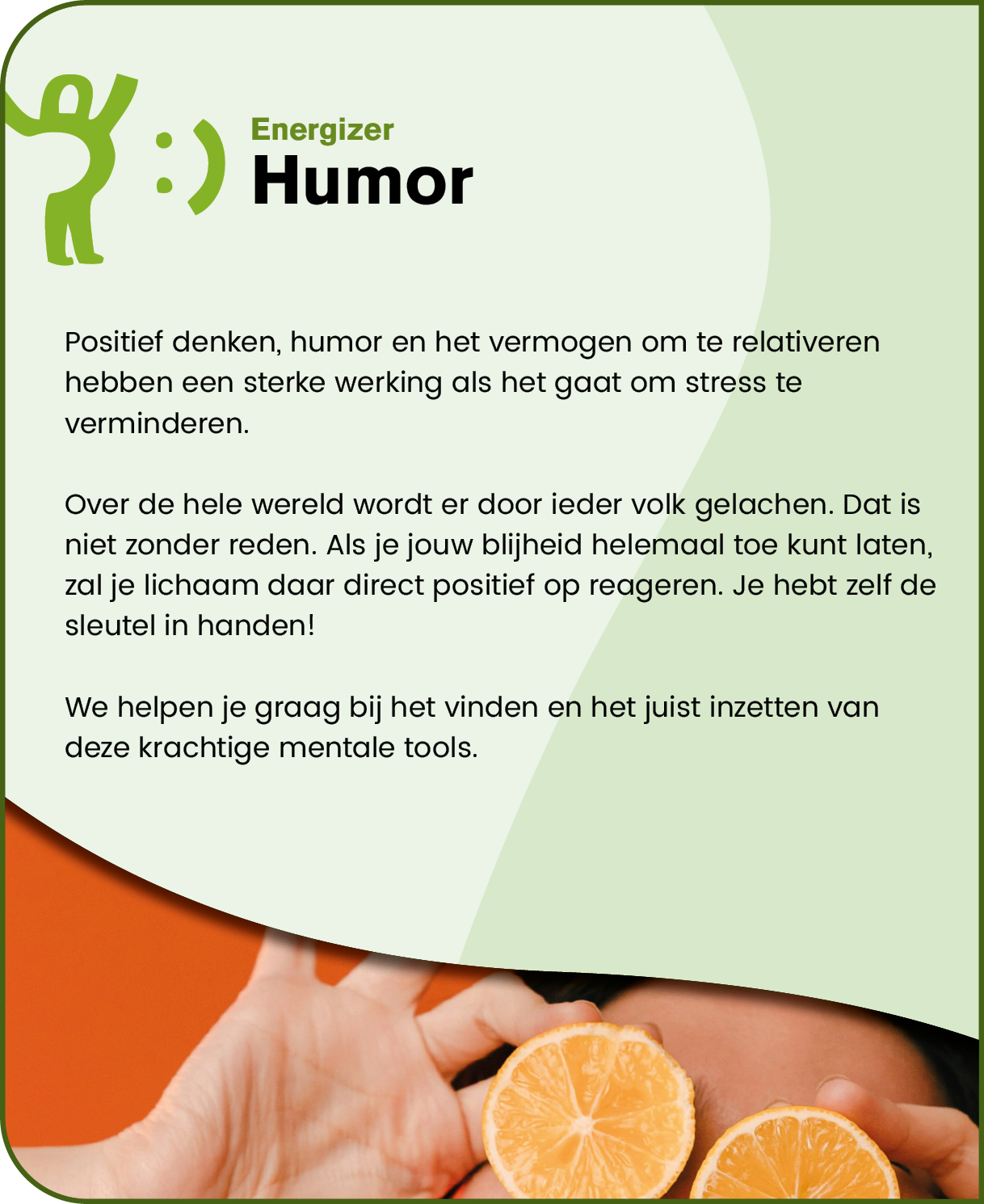 A graphic with Dutch text about humor and positive thinking reducing stress, featuring a green smiling figure icon and a person holding two orange slices near their face. Description generated by AI