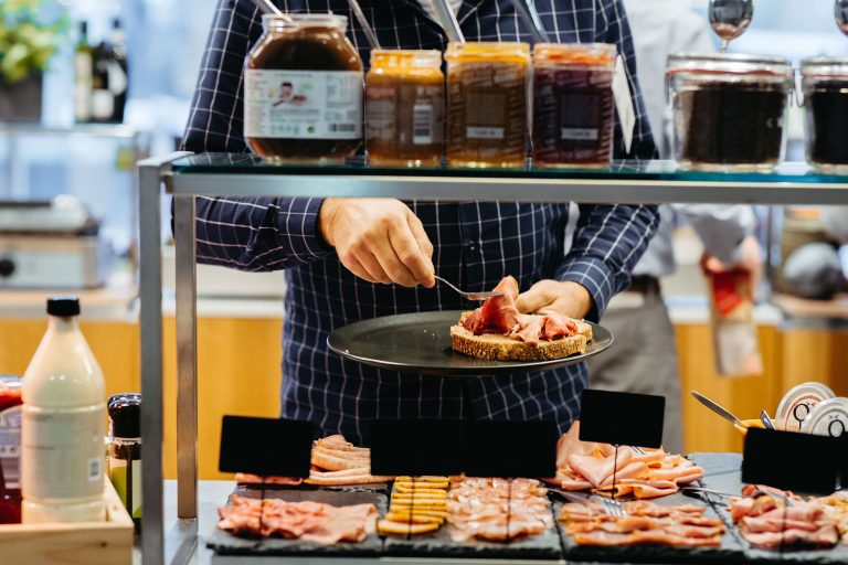 Binnen bedrijfscatering Nederland is een gezonde bedrijfslunch met verse ingrediënten onderdeel van een vitale werkcultuur