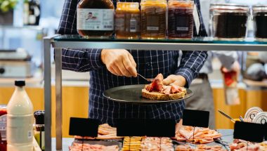 Binnen bedrijfscatering Nederland is een gezonde bedrijfslunch met verse ingrediënten onderdeel van een vitale werkcultuur