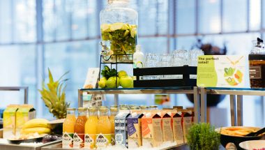 drinken bedrijfscateraar op werkvloer