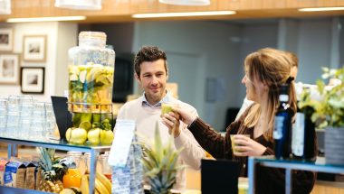 Twee lunchgasten bij buffet van bedrijfscatering