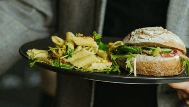 Hybride voedsel, duurzamer en bewuster lunch op het werk