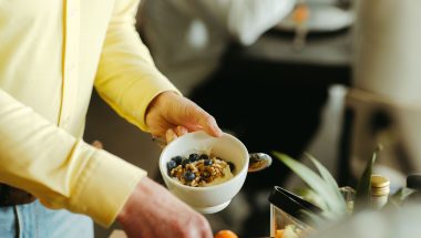 lunchgast bij catering buffet pakt gezonde lunch yoghurt met toppings