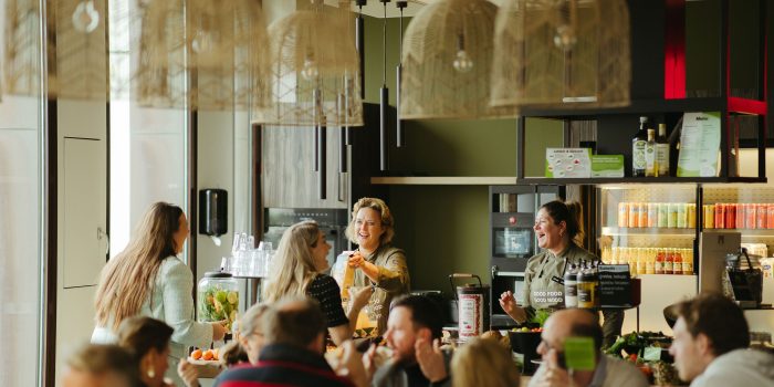 Bedrijfs cateraar Leo Catering bereidt dagverse gerechten voor medewerkers