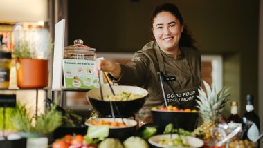 Leo Catering medewerker verwelkomt collega's in het bedrijfsrestaurant