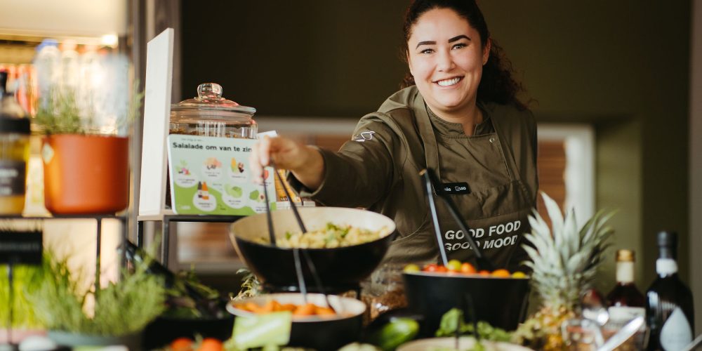 Leo Catering medewerker verwelkomt collega's in het bedrijfsrestaurant