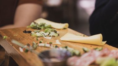 Duurzame bedrijfscatering tijdens vergaderlunch op kantoor met verse producten en minder voedselverspilling
